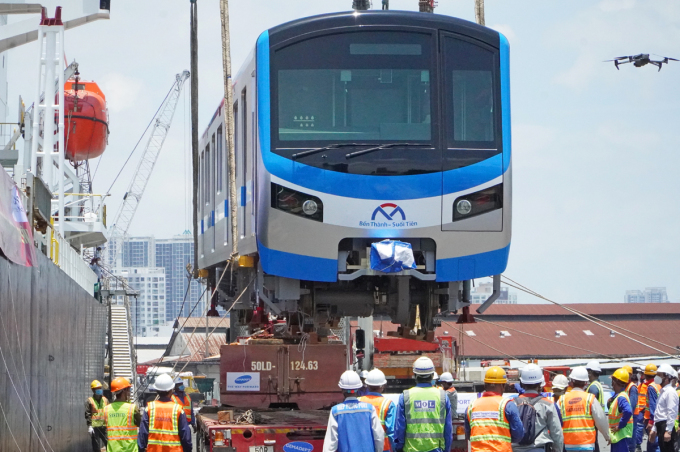 Metro được kỹ sư đưa xuống xe siêu trường tại cảng Khánh Hội, trưa 6/5. Ảnh: Gia Minh