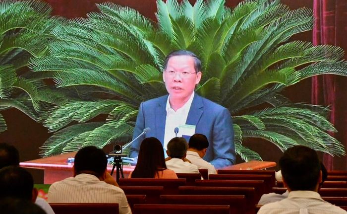 Chủ tịch UBND TPHCM Phan Văn Mãi phát biểu tại điểm cầu TP Hà Nội. Ảnh: VIỆT DŨNG