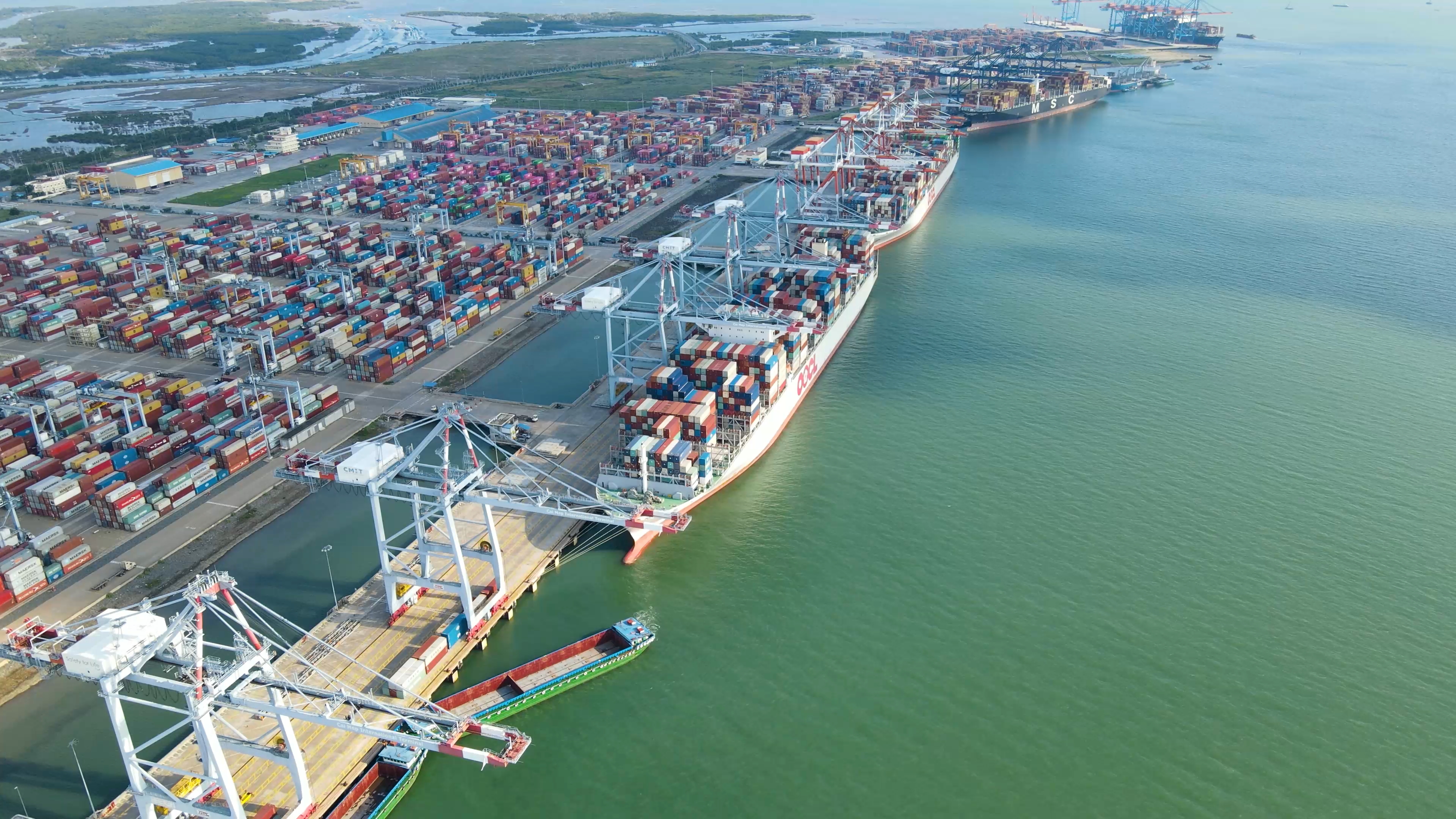 Toàn cảnh cảng CMIT, một trong những cảng container tiên phong trong việc đón các tàu trọng tải lớn.