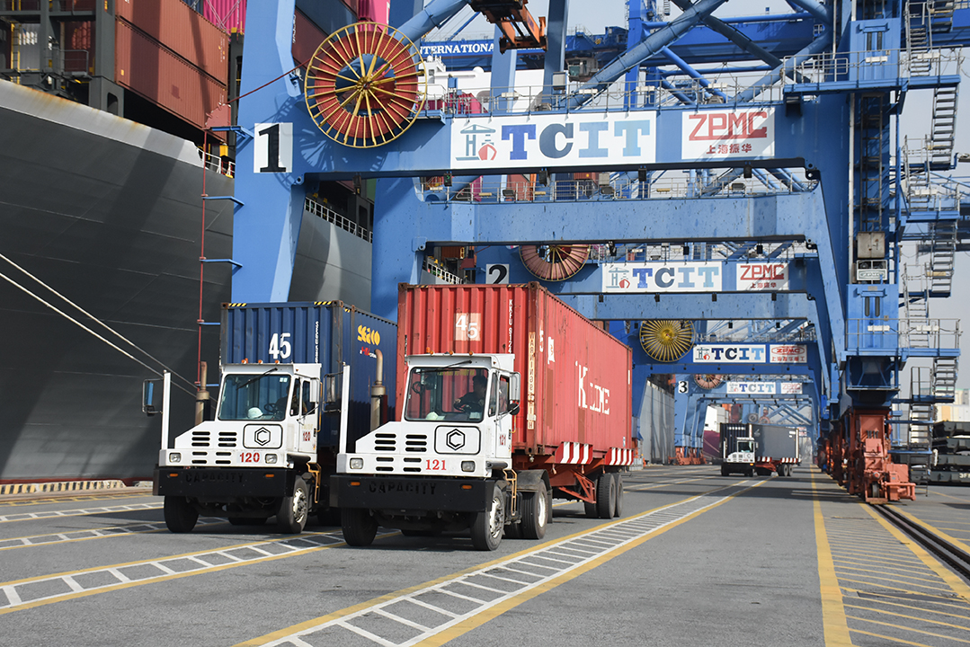 Xếp dỡ hàng hóa xuất nhập khẩu tại Cảng TCIT.