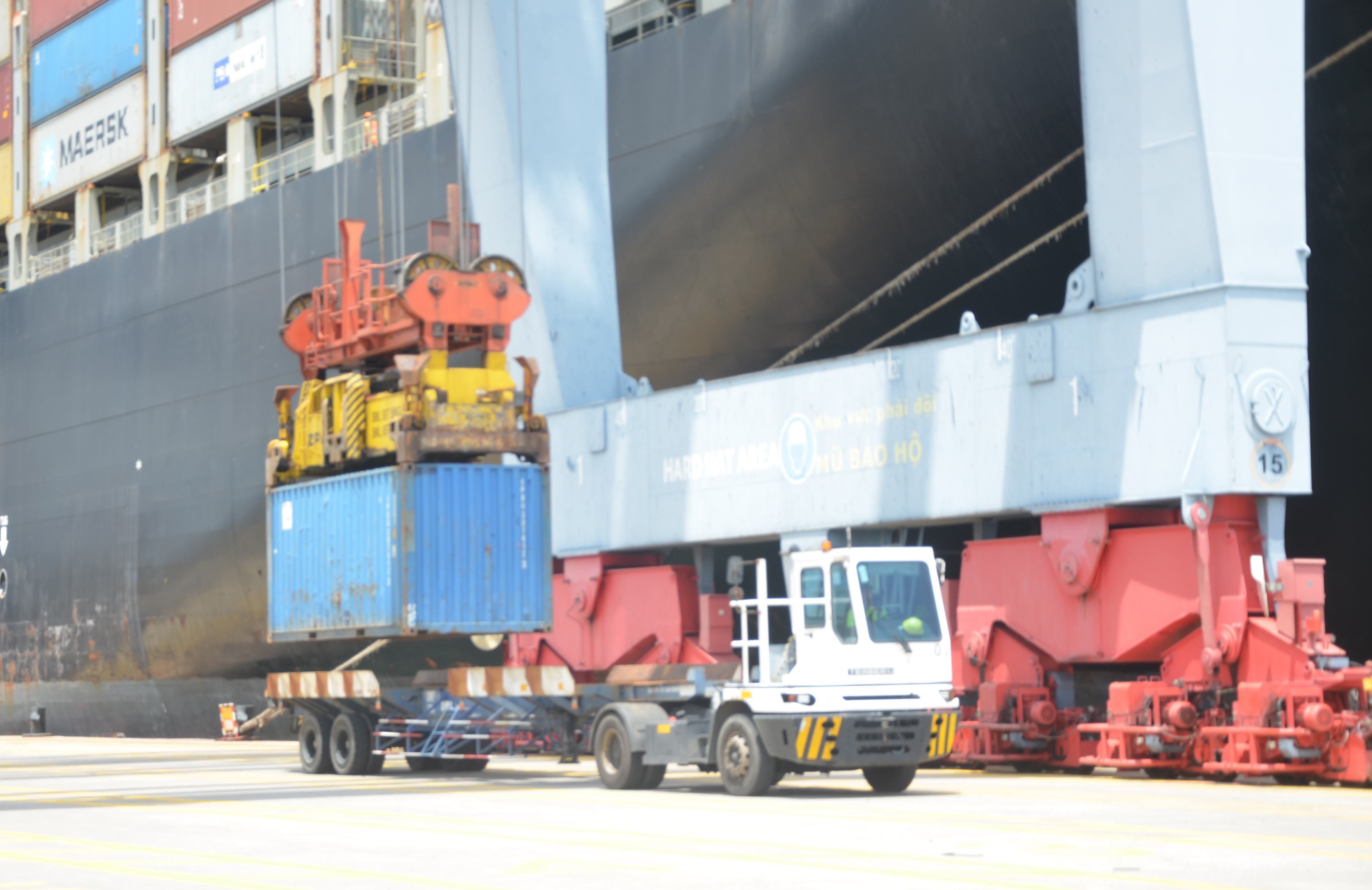 Các DN cảng biển kỳ vọng giá dịch vụ tại cảng biển sớm được điều chỉnh để có nguồn vốn tái đầu tư. Trong ảnh: Xếp dỡ hàng container tại cảng CMIT.