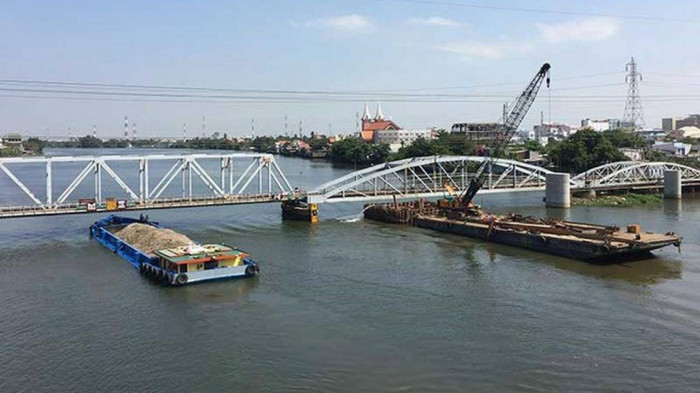 Cấm phương tiện lưu thông qua sông Sài Gòn để thanh thải chướng ngại vật 1