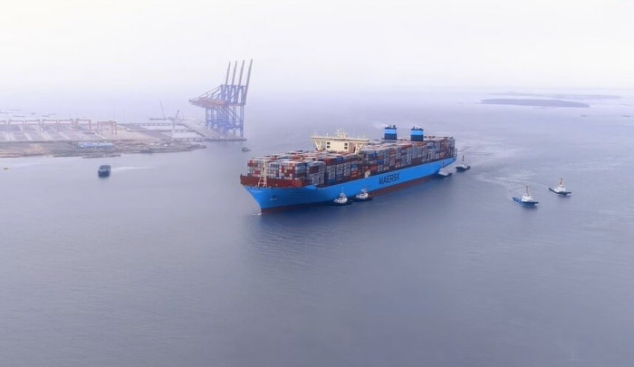 hàng container qua cảng biển cửa ngõ giữ đà tăng trưởng