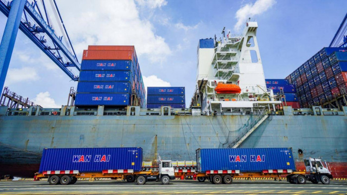 hàng container qua cảng biển tiếp đà tăng trưởng hai con số