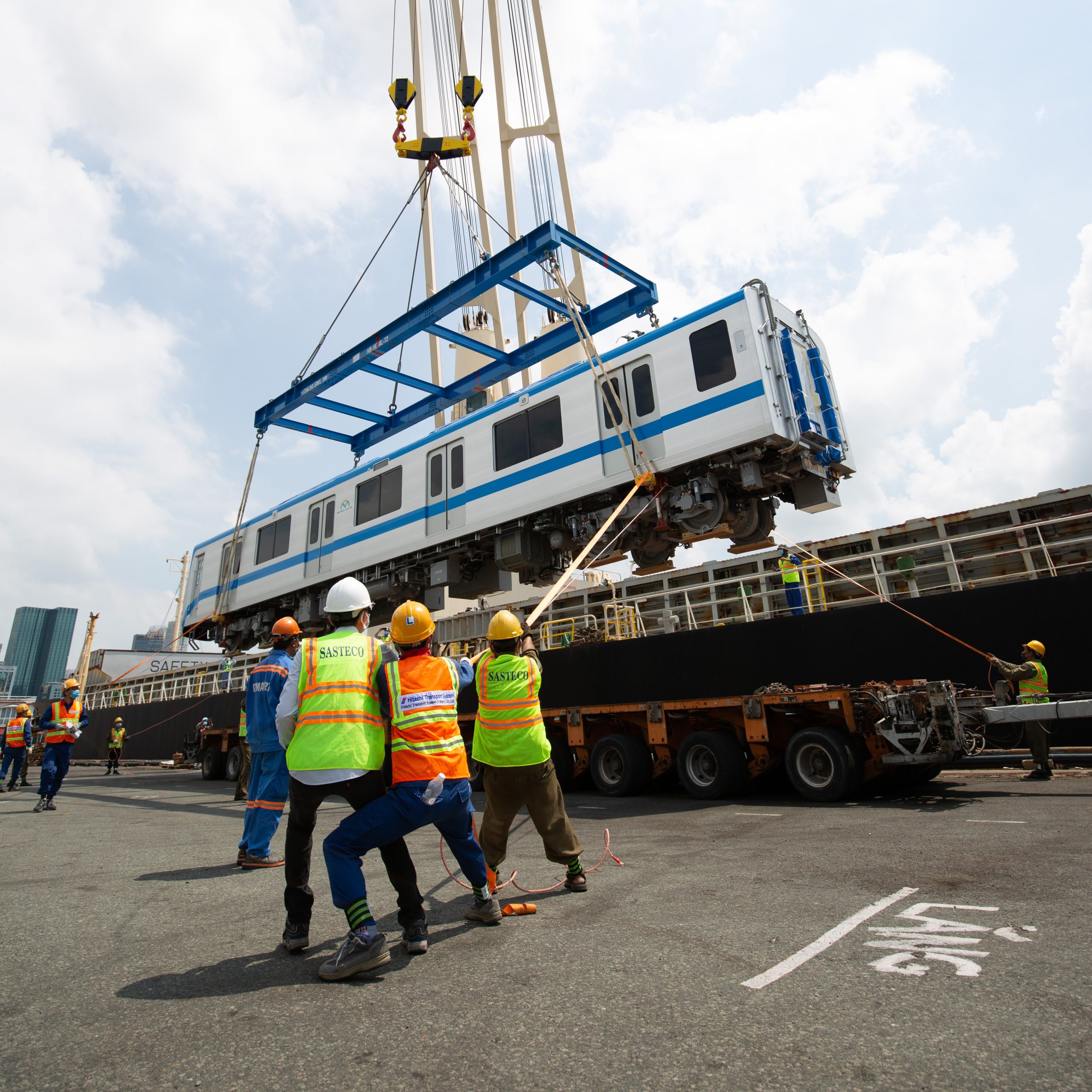 Xếp dỡ toa tàu Metro HCM