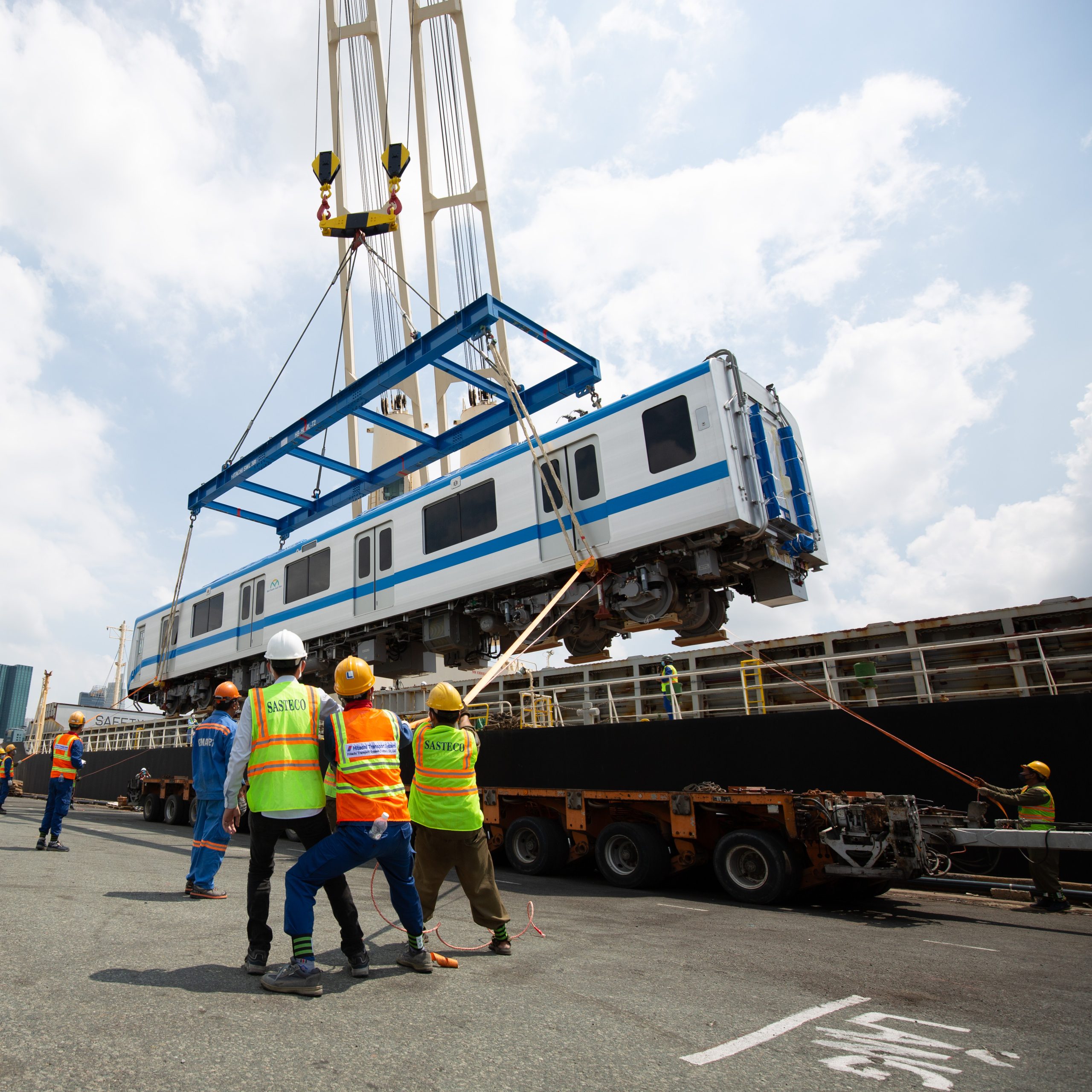 Bốc dỡ toa tàu Metro