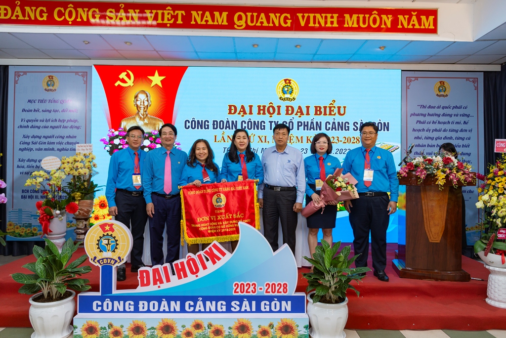 Ông Võ Hoàng Giang (thứ 3 từ bìa phải sang) cùng ông Lê Phan Linh (thứ 2 từ bìa trái sang) trao Cờ Thi đua cho Ban Thường vụ CĐ CSG.
