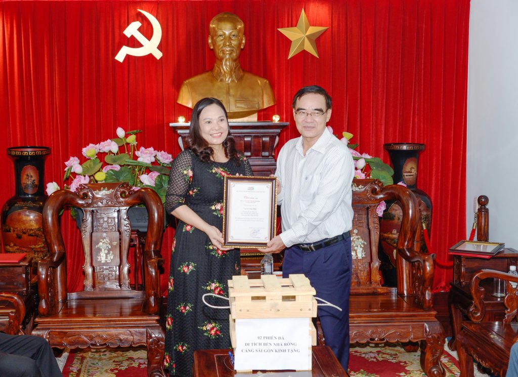 Ông Lê Công Minh thay mặt Cảng Sài Gòn nhận Thư Cám ơn từ Ban Quản lý Khu Di tích Chủ tịch Hồ Chí Minh tại Phủ Chủ tịch.