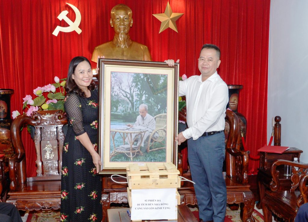 Ông Nguyễn Lê Chơn Tâm cùng bà Cao Thị Hải Yến trao, nhận hiện vật lịch sử và quà lưu niệm.
