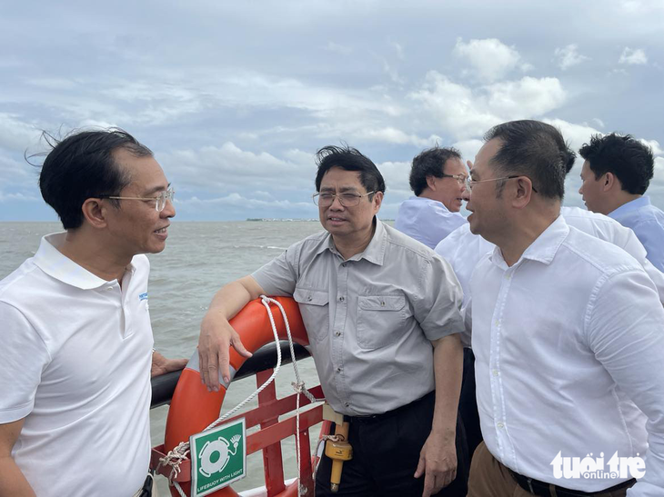 Thủ tướng Phạm Minh Chính trao đổi với Tổng giám đốc Cảng Sài Gòn Nguyễn Lê Chơn Tâm và Tổng giám đốc công ty tư vấn thiết kế cảng kỹ thuật biển Port Coast Phạm Anh Tuấn, yêu cầu đảm bảo tiến độ siêu cảng Cần Giờ