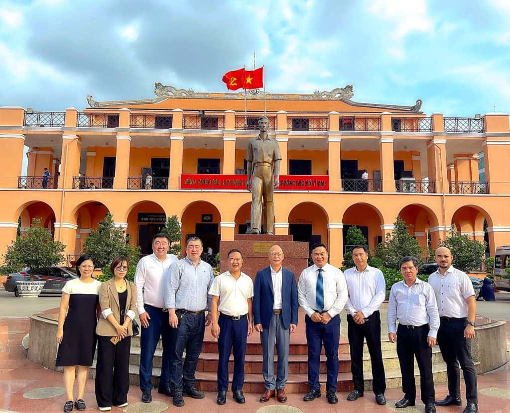 Ông Lê Quang Trung Phó Tổng giám đốc VIMC (thứ 4 từ phải sang), ông Liu Jie Chủ tịch Tập đoàn (thứ 5 từ phải sang) và đoàn Worldex tại Bảo tàng Hồ Chí Minh – Chi nhánh TP.HCM