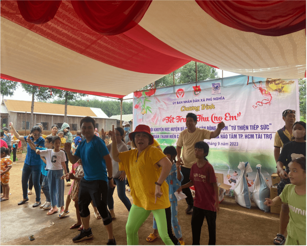 Các bạn đoàn viên thanh niên Cảng Sài Gòn cùng nhóm Từ thiện Tiếp sức đang hướng dẫn các em nhỏ nhảy flashmob zumba