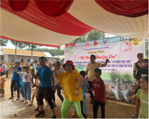 Các bạn đoàn viên thanh niên Cảng Sài Gòn cùng nhóm Từ thiện Tiếp sức đang hướng dẫn các em nhỏ nhảy flashmob zumba