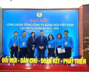 Đ/c Lê Quang Trung (giữa) – Đảng ủy viên, Phó Tổng giám đốc Tổng công ty Hàng hải Việt Nam cùng Đoàn đại biểu Cảng Sài Gòn