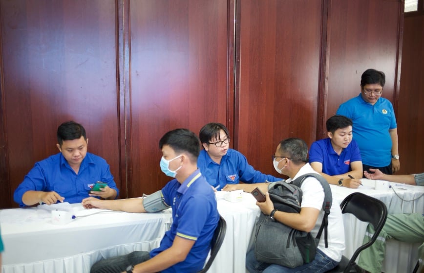 Các bạn đoàn viên thanh niên Cảng Sài Gòn đang tư vấn cho người hiến máu.