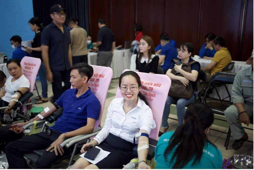 Chị Nguyễn Thị Thúy Vinh - chuyên viên Phòng Kế hoạch Thị trường - người đã hiến máu trên 10 lần