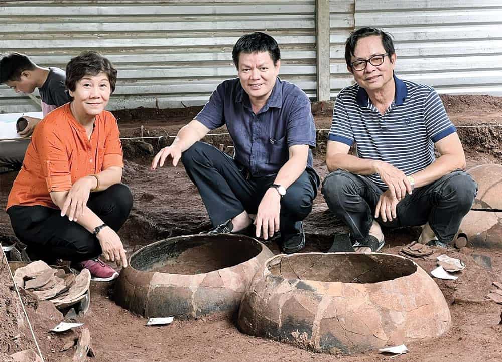 Tác giả và đồng nghiệp khảo cổ tại di tích mộ chum Giồng Cá Vồ (Cần Giờ, 2022)