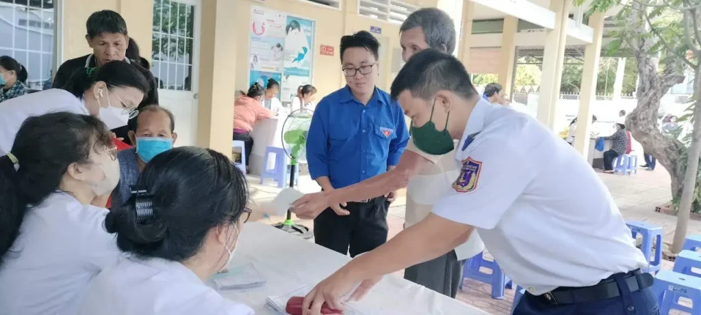 Anh Trương Bảo Anh – Bí thư Đoàn Thanh niên Chi Đoàn Chi nhánh CSG tại BRVT (mặc áo xanh thanh niên) đang hỗ trợ các y bác sĩ Bệnh viện Nguyễn Tri Phương tổ chức khám chữa bệnh cho người dân