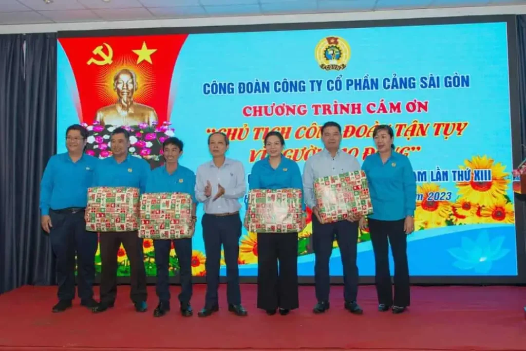 Bà Nguyễn Thị Trinh Nguyên - Chủ tịch Công đoàn (bìa phải), ông Lê Văn Sơn - Phó Bí thư Đảng ủy (áo trắng ở giữa) đang trao quà cho các chủ tịch công đoàn đơn vị tích cực trong công tác
