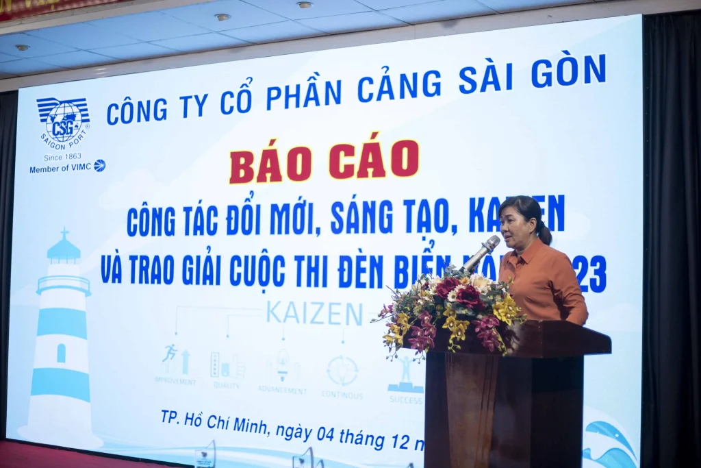 Bà Nguyễn Thị Trinh Nguyên – Chủ tịch Công Đoàn Cảng Sài Gòn phát biểu tại hội nghị