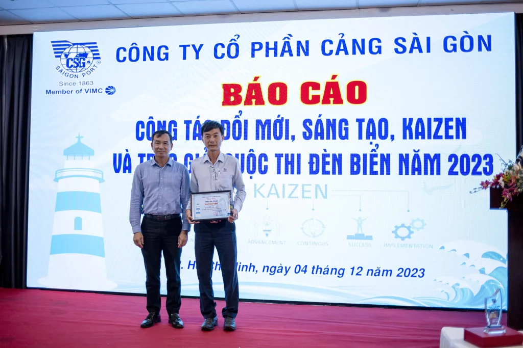 Ông Trần Ngọc Thạch – Phó Tổng Giám đốc (bìa trái) trao giải II cho tập thể Cảng Tân thuận.