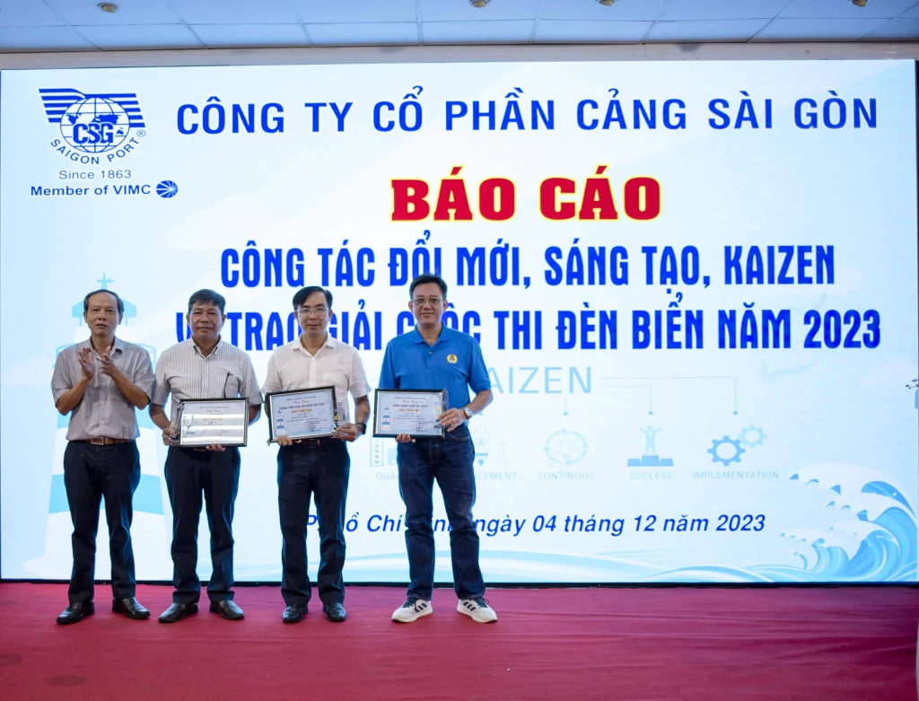Ông Lê Văn Sơn – Phó Bí thư Đảng ủy (bìa trái) trao giải III cho các tập thể Cảng Hiệp Phước, Trung tâm Dịch vụ hàng hải Cảng Sài Gòn và Văn phòng Công đoàn Cảng Sài Gòn