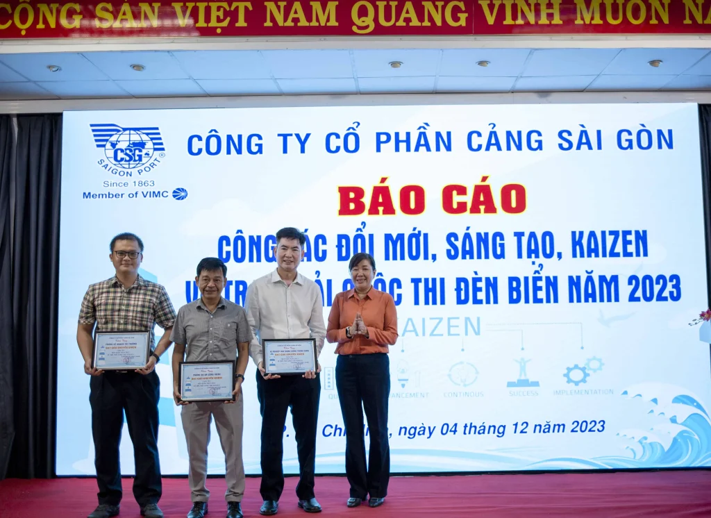 Bà Nguyễn Thị Trinh Nguyên – Chủ tịch Công Đoàn (bìa phải) trao giải Khuyến khích cho các tập thể Phòng Kế hoạch Thị trường, Phòng Dự án Công trình, Xí nghiệp Xây dựng công trình cảng