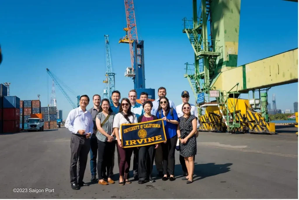 Ông Trịnh Quang Tuấn (áo trắng, bìa trái) - đại diện Ban lãnh đạo Cảng Sài Gòn chụp hình cùng Đoàn sinh viên trường Đại học California tại Irvine tại Cảng Tân thuận