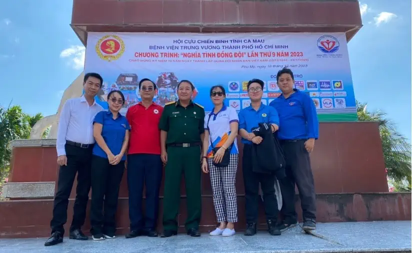 Thượng tá Nguyễn Trung Hậu (đứng giữa) - Văn phòng Hội CCB Tỉnh Cà Mau và đại diện các đơn vị trong đoàn công tác