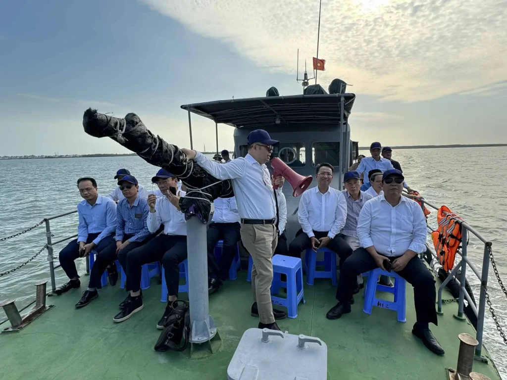 Ông Nguyễn Lê Chơn Tâm - TGĐ Cảng Sài Gòn đang giới thiệu Dự án cảng trung chuyển quốc tế Cần Giờ trên tàu của Biên phòng
