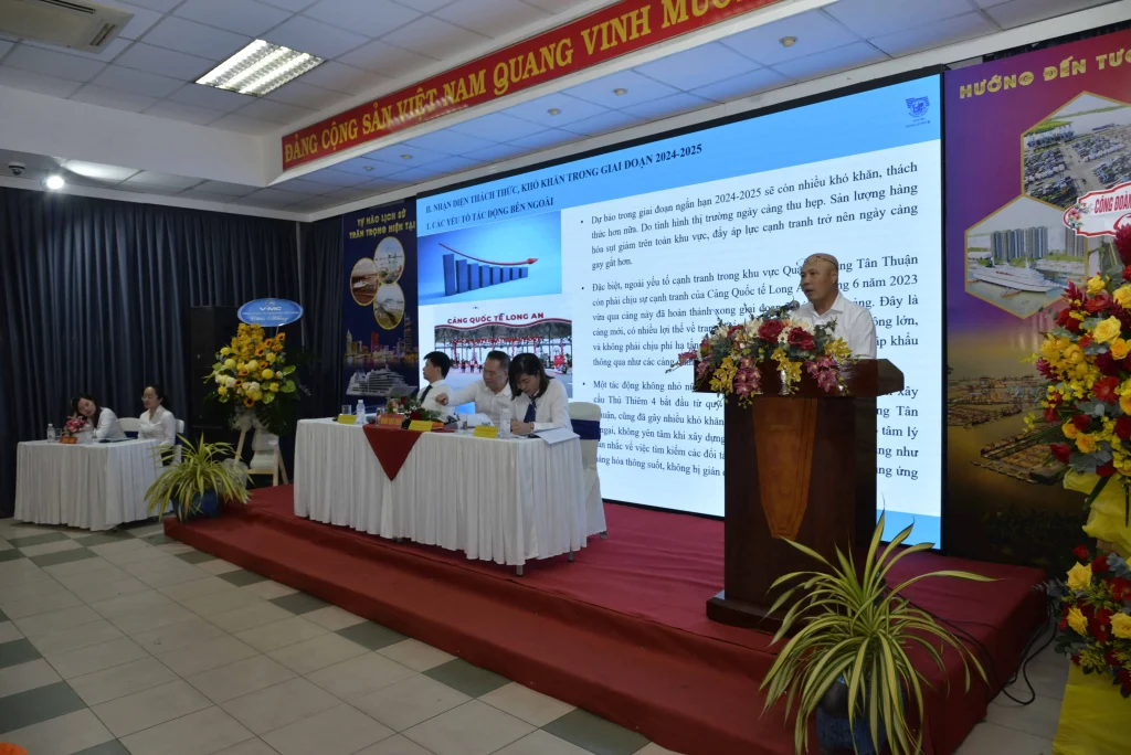 PGĐ Vũ Thành Trung - Phụ trách Cảng Tân Thuận trình bày tham luận