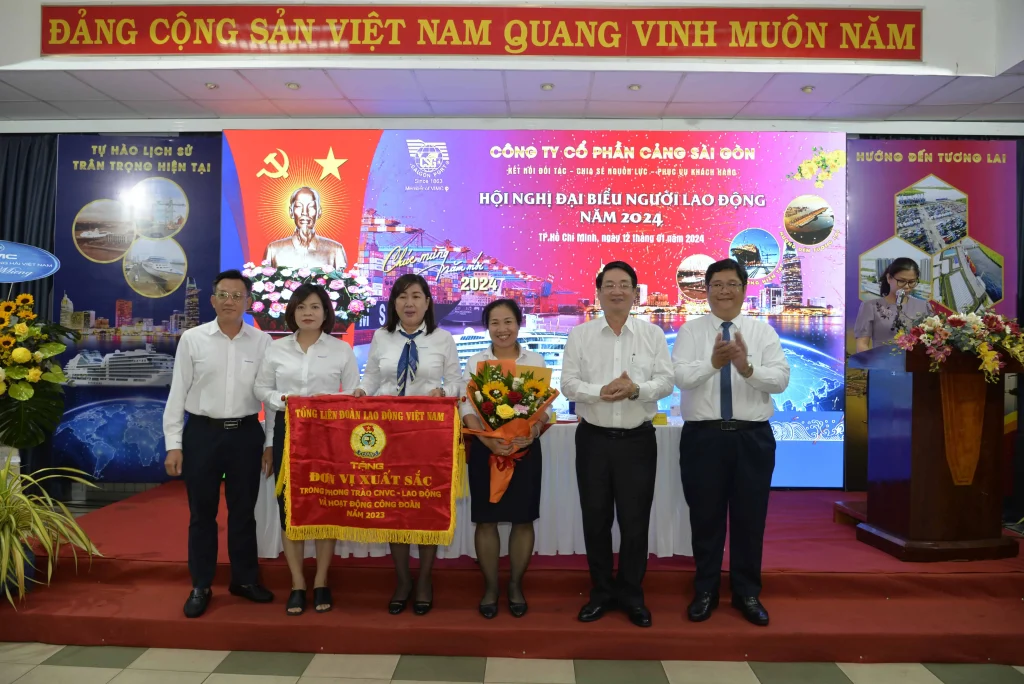 Ban Thường vụ Công đoàn đại diện Người lao động Cảng Sài Gòn nhận Cờ thi đua “Đơn vị Xuất sắc” của Tổng LĐLĐ Việt Nam.