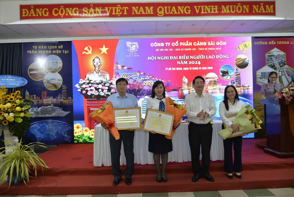 Ông Lê Phan Linh - thừa ủy quyền BCH Tổng LĐLĐ Việt Nam trao bằng khen cho các cá nhân xuất sắc.