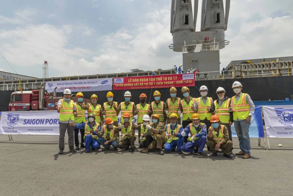 Công nhân Công ty Cổ phần Xếp dỡ và Dịch vụ Cảng Sài Gòn (SASTECO) tham gia xếp dỡ các toa xe Metro Số 1 của Thành phố Hồ Chí Minh.
