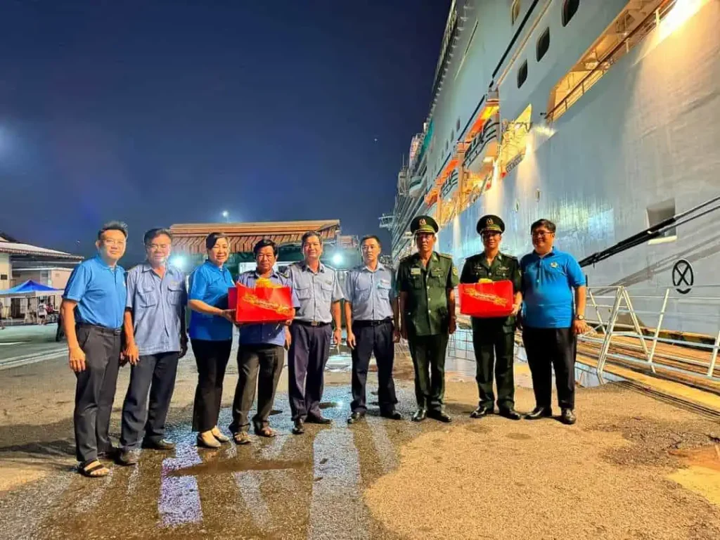 Công nhân viên Trung tâm Dịch vụ hàng hải Cảng Sài Gòn cùng các chiến sĩ biên phòng nhận quà đón mừng năm mới 2024 trên cầu cảng.