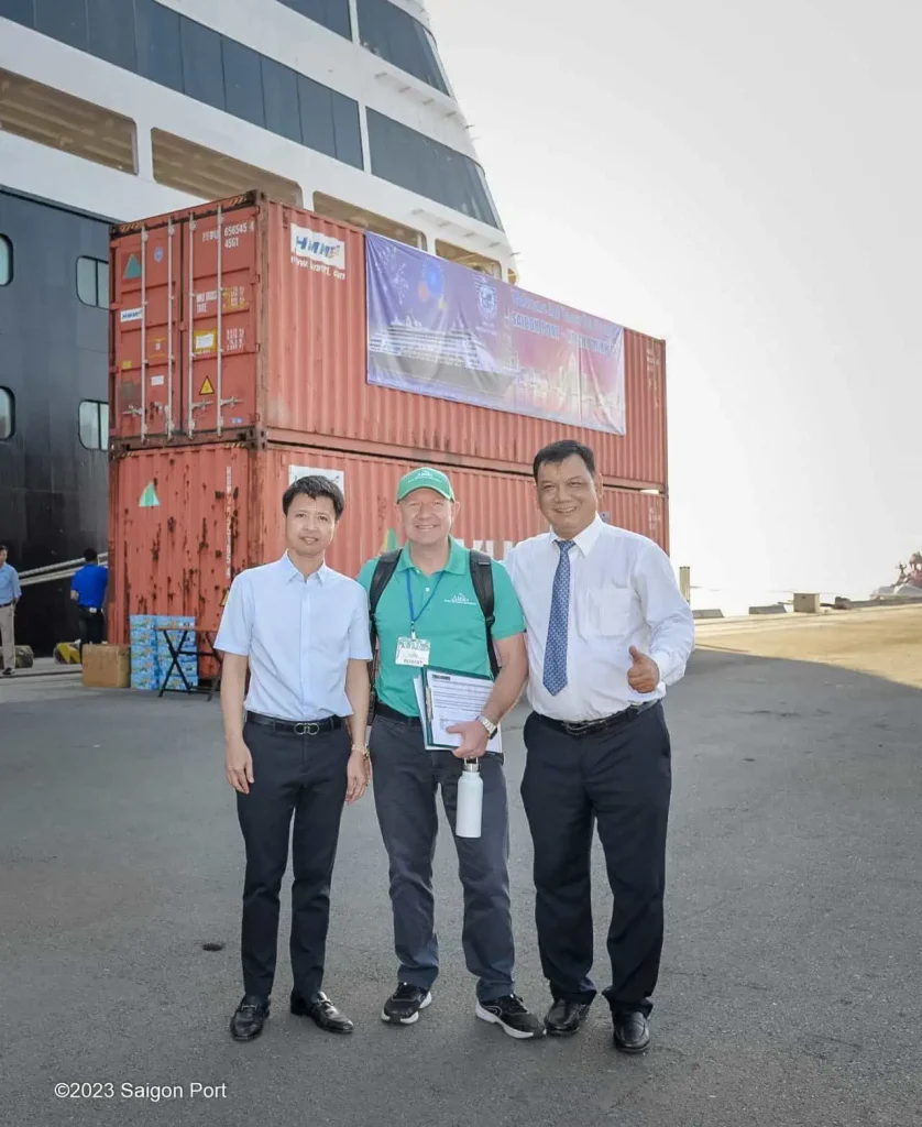 Ông Nguyễn Uyên Minh (bìa trái) cùng ông Nguyễn Anh Hào (bìa phải) đón tiếp Ông Rob Rankin – Đại diện chủ tàu tại Việt Nam