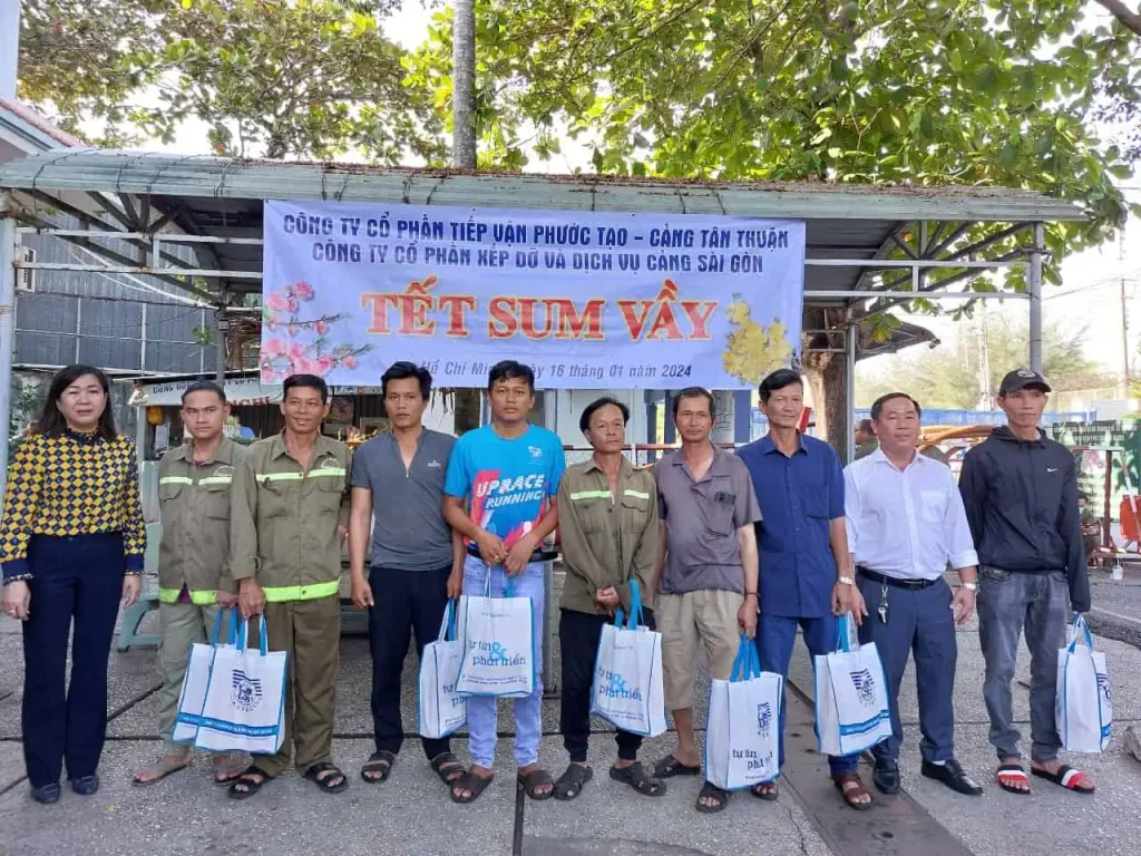 Bà Nguyễn Thị Trinh Nguyên (bìa trái) - Chủ tịch Công đoàn Cảng Sài Gòn tham dự, động viên, chia vui Tết sum vầy cùng người lao động.