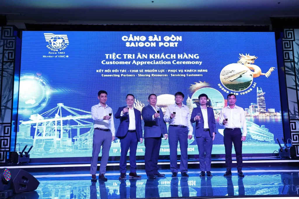 Ông Huỳnh Văn Cường – CT HĐQT (thứ 3 từ trái sang) và ban lãnh đạo Cảng Sài Gòn cùng nâng ly khai tiệc tri Tri ân khách hàng 2024