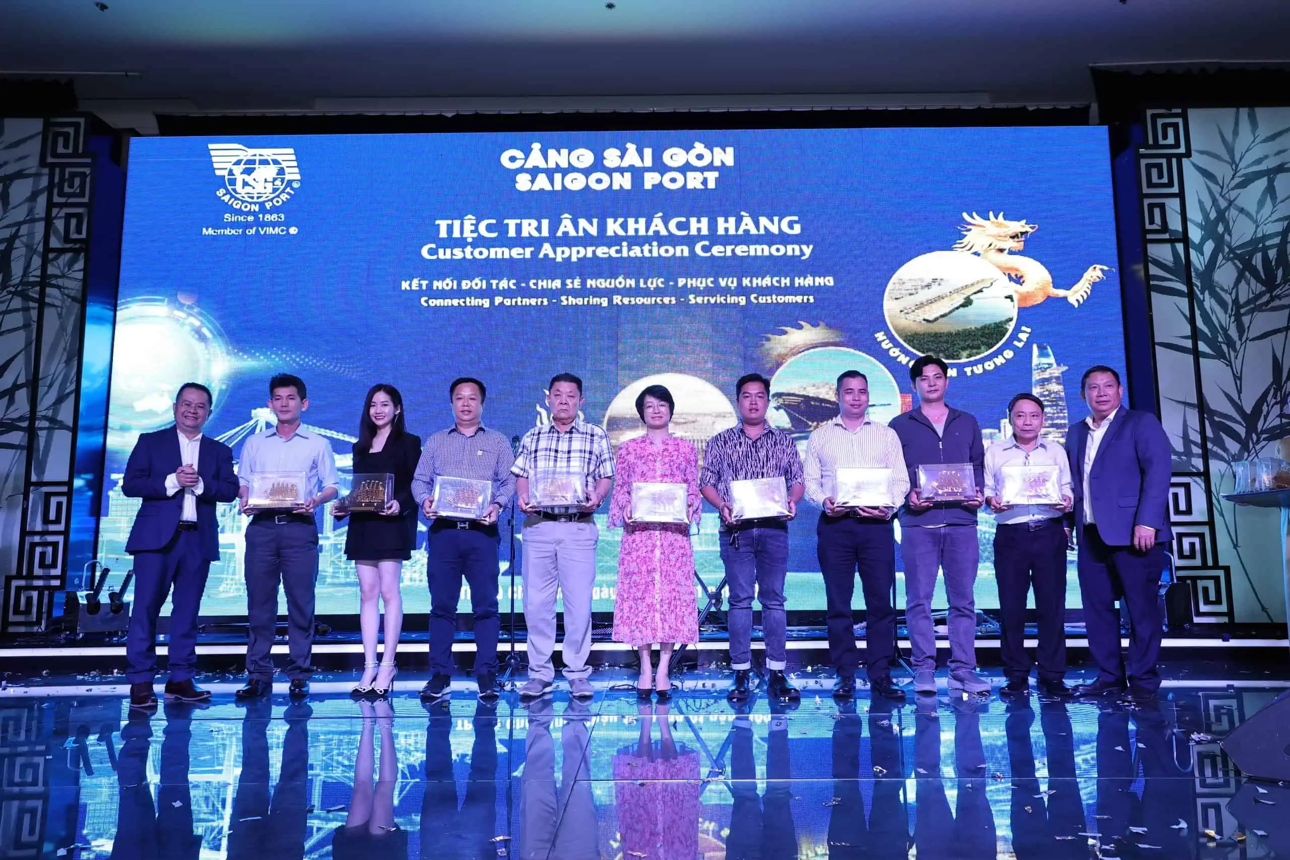 Ông Huỳnh Văn Cường – CT HĐQT (bìa phải) Ông Nguyễn Lê Chơn Tâm – TGĐ (bìa trái) trao qua tri ân khách hàng thân thiết
