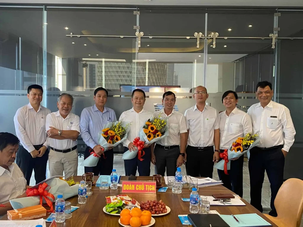 Ông Trần Ngọc Thạch (thứ 4 từ trái sang) tặng hoa chúc mừng Hội đồng quản trị nhiệm kỳ mới.