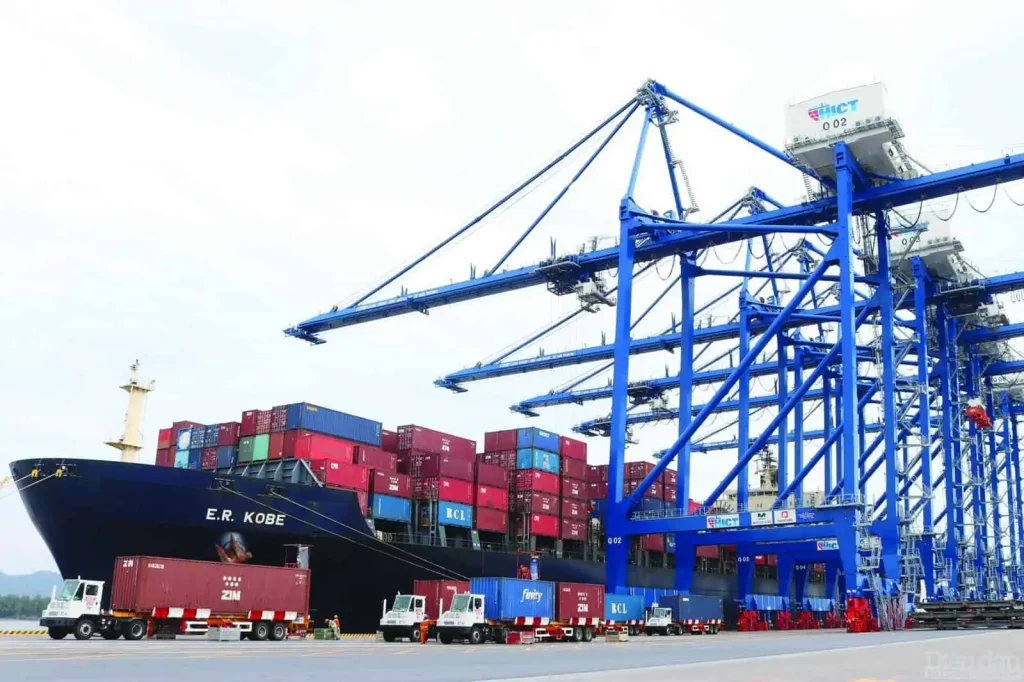 Theo dự báo, giá trị xuất nhập khẩu của Việt Nam và tổng sản lượng hàng hóa quốc tế qua cảng biển sẽ tăng 10% trong năm nay.