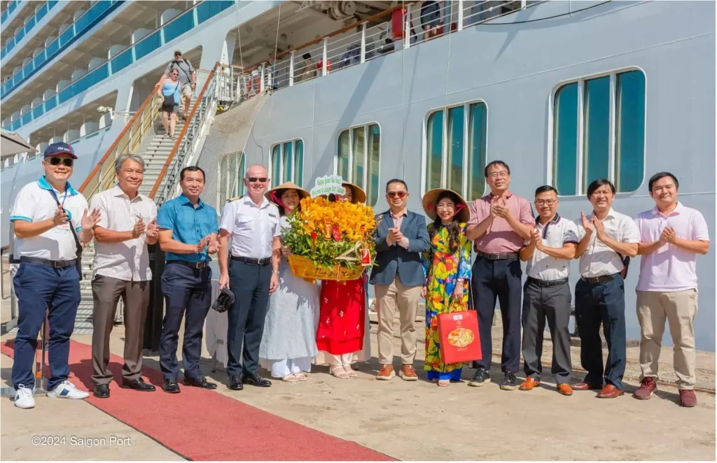 Ban lãnh đạo Cảng Sài Gòn, Công ty TNHH MTV Hàng Hải Đường Biển (Sealine) chụp ảnh lưu niệm cùng Thuyền trưởng tàu.