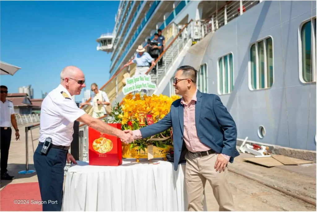 Ông Nguyễn Lê Chơn Tâm - Tổng Giám đốc Cảng Sài Gòn bắt tay chào xã giao Thuyền trưởng tàu