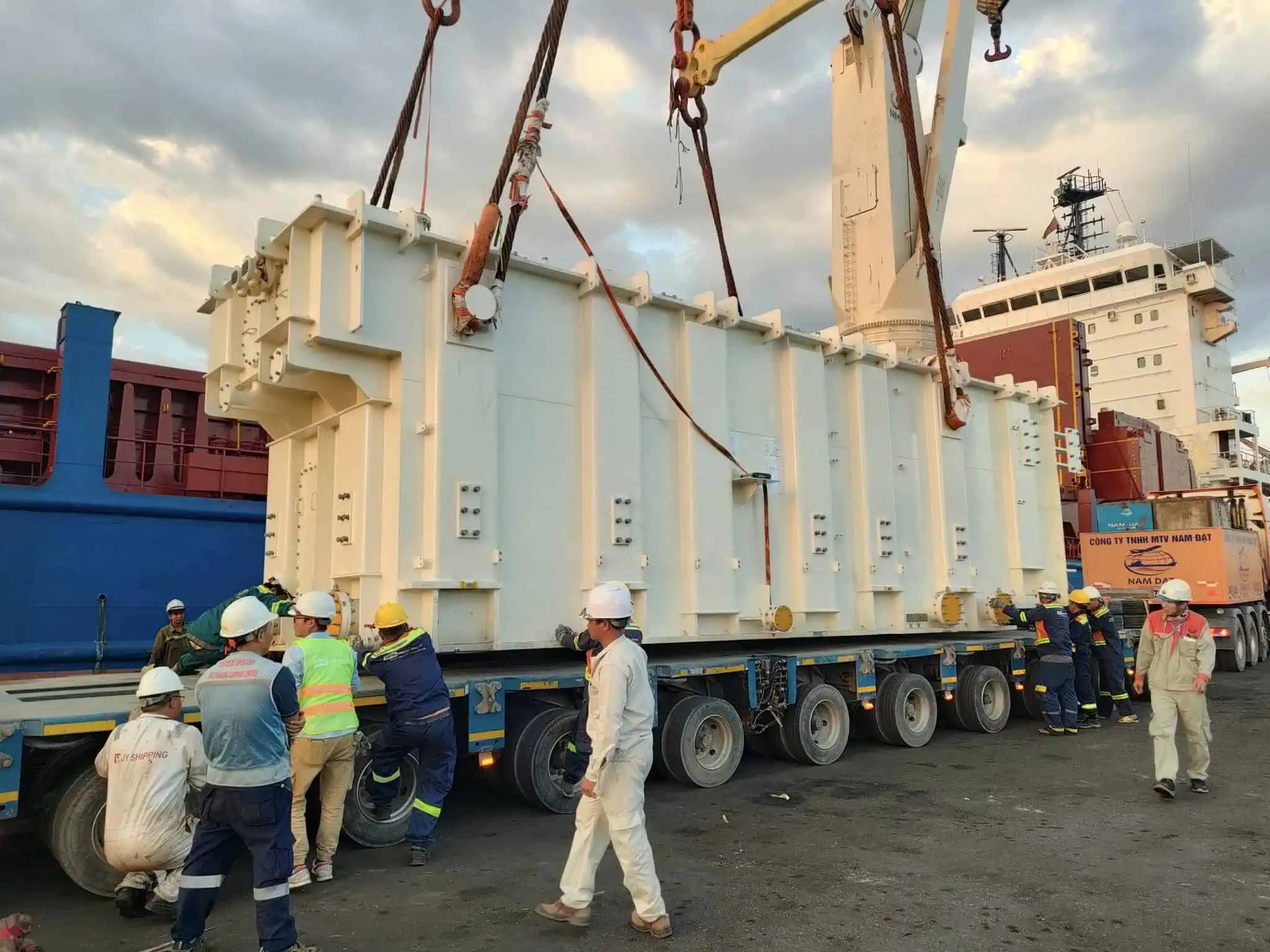 Cán bộ trực ban Cảng Tân Thuận đang điều hàng công nhân phối hợp cùng các bên liên quan đưa mã hàng từ tàu xuống xe vận chuyển chuyên dụng