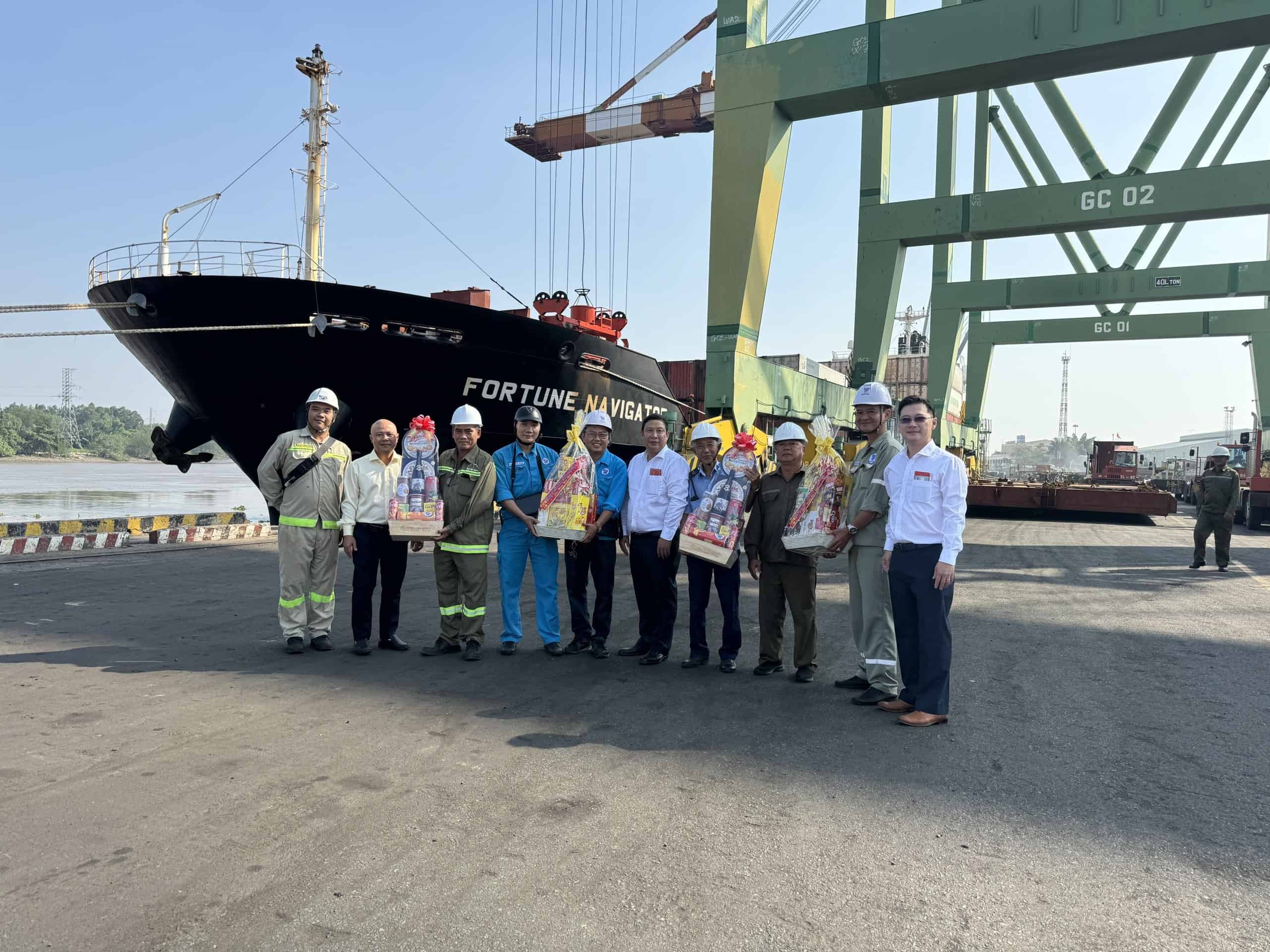 Ông Huỳnh Văn Cường - Chủ tịch HĐQT Cảng Sài Gòn (áo trắng ở giữa) tặng quà cho công nhân Cảng Tân Thuận