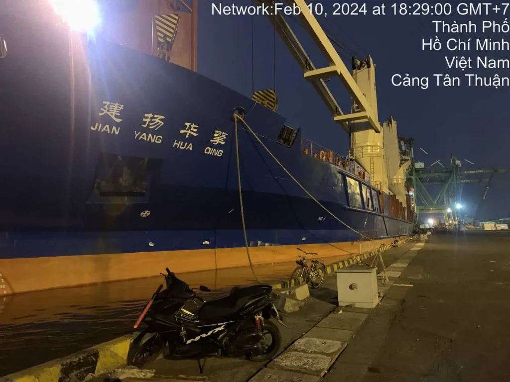 Tàu JIAN YANG HUA QING cập cầu K12 mạn trái