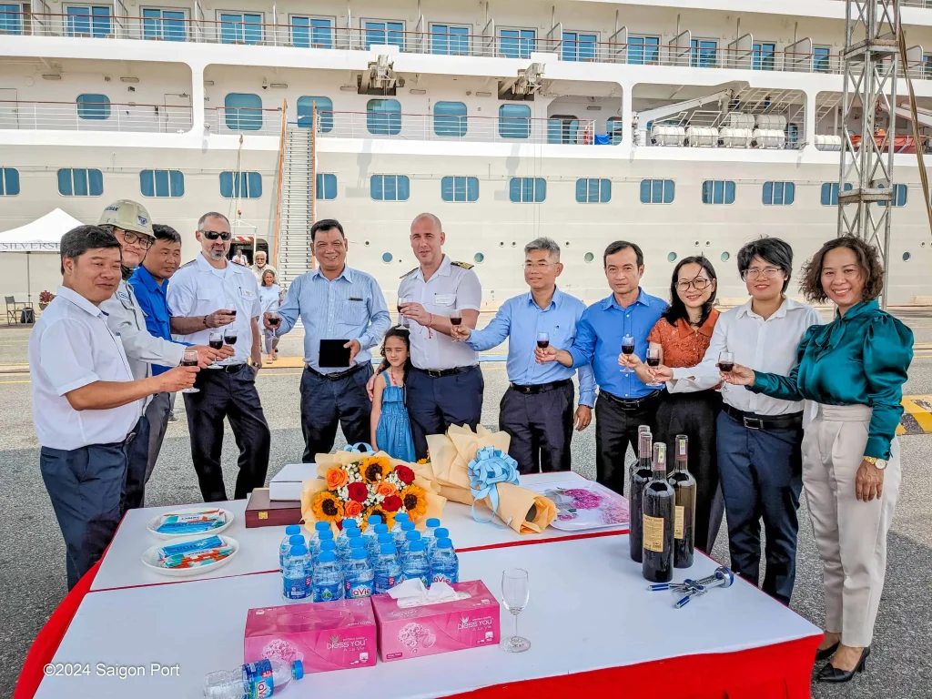 Cảng Sài Gòn - Hiệp Phước cùng nâng ly với Thuyền trưởng, thuyền viên tàu, chúc mừng chuyến tàu khách đầu tiên của năm 2024 tại đây thành công tốt đẹp