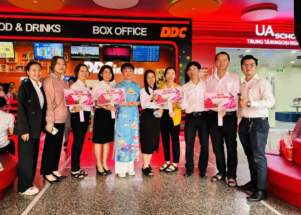 Bà Nguyễn Bích Thảo (thứ 5 từ trái sang) – Chủ tịch Công đoàn Công ty VOSA cùng các nhân viên tham dự buổi xem phim Mai – đạo diễn Trấn Thành.