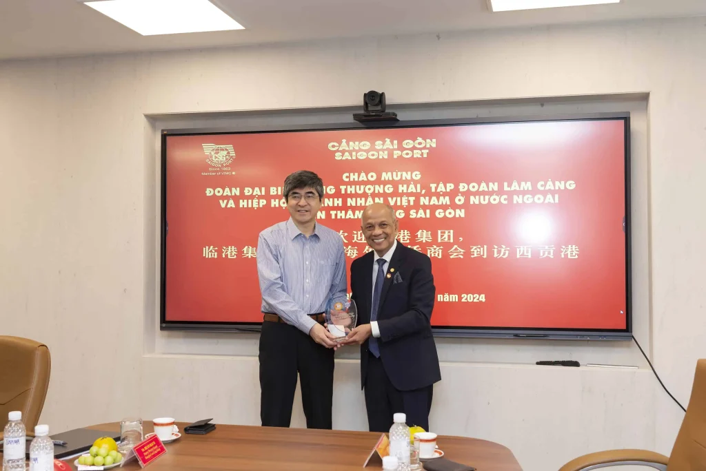Ông Trần Hạo - Chủ tịch Ban giám sát - Tập đoàn Cảng Quốc tế Thượng Hải tặng quà lưu niệm cho ông Perter Hồng