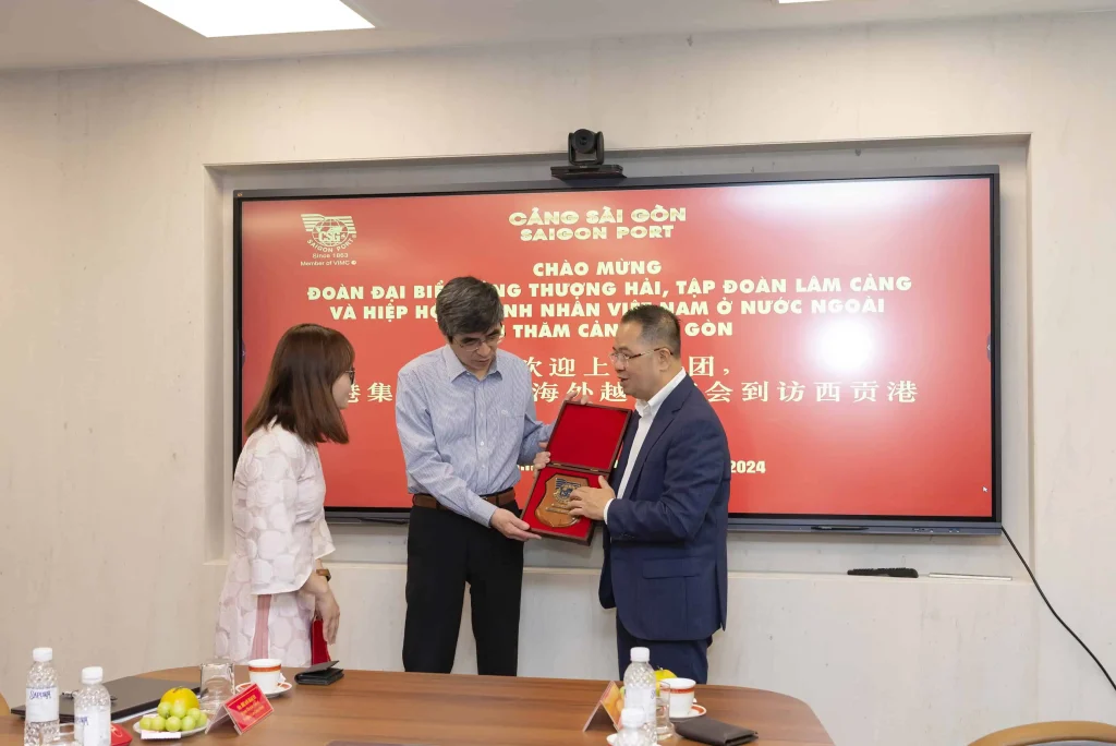 Ông Nguyễn Lê Chơn Tâm - Tổng giám đốc Cảng Sài Gòn tặng quà lưu niệm cho Ông Trần Hạo - Chủ tịch Ban giám sát - Tập đoàn Cảng Quốc tế Thượng Hải
